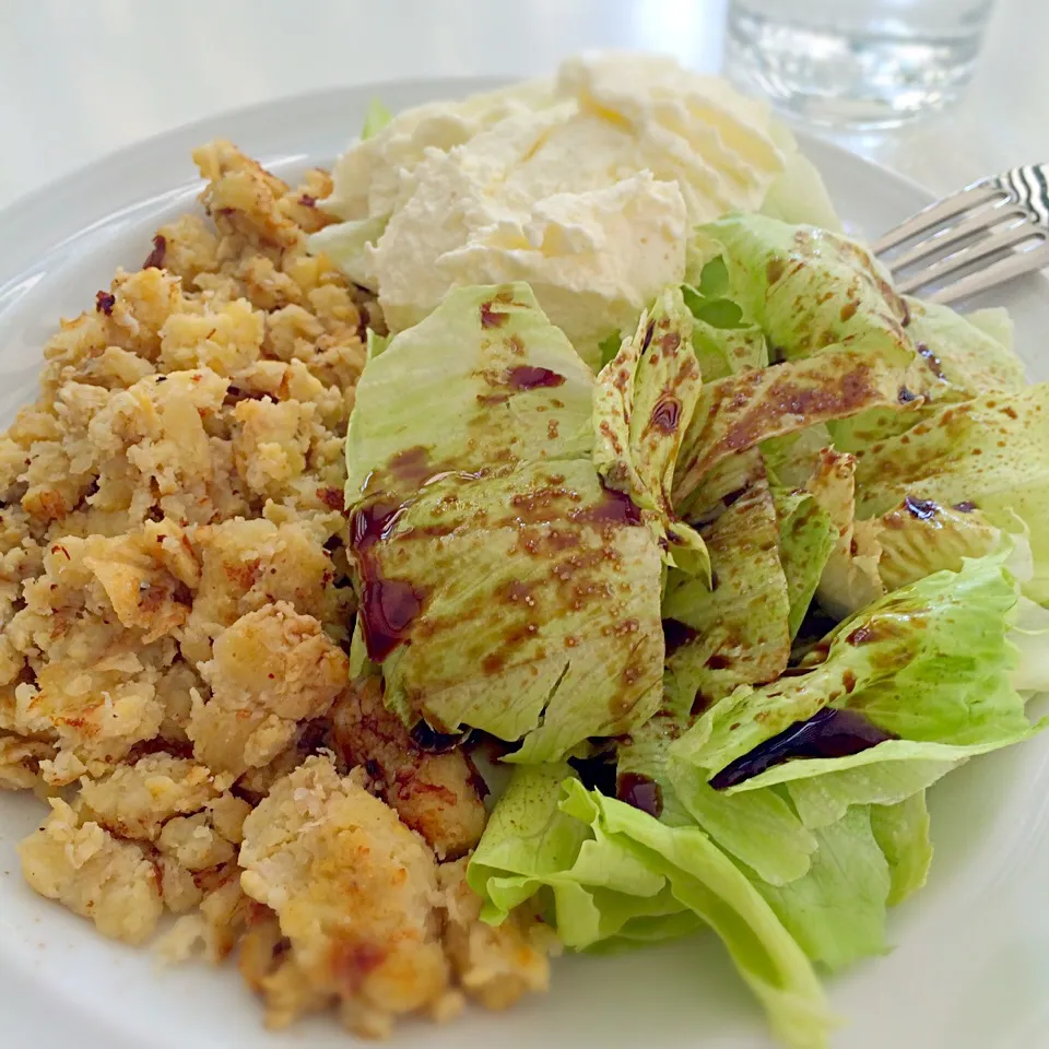 Scrambled egg-banana mix with fresh cheese and lettuce with pumpkinseed oil and balsamico vinaigrette|Sunny Kitchenさん