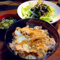 親子丼、ほうれん草と里芋の味噌汁、海藻サラダ|けんさん