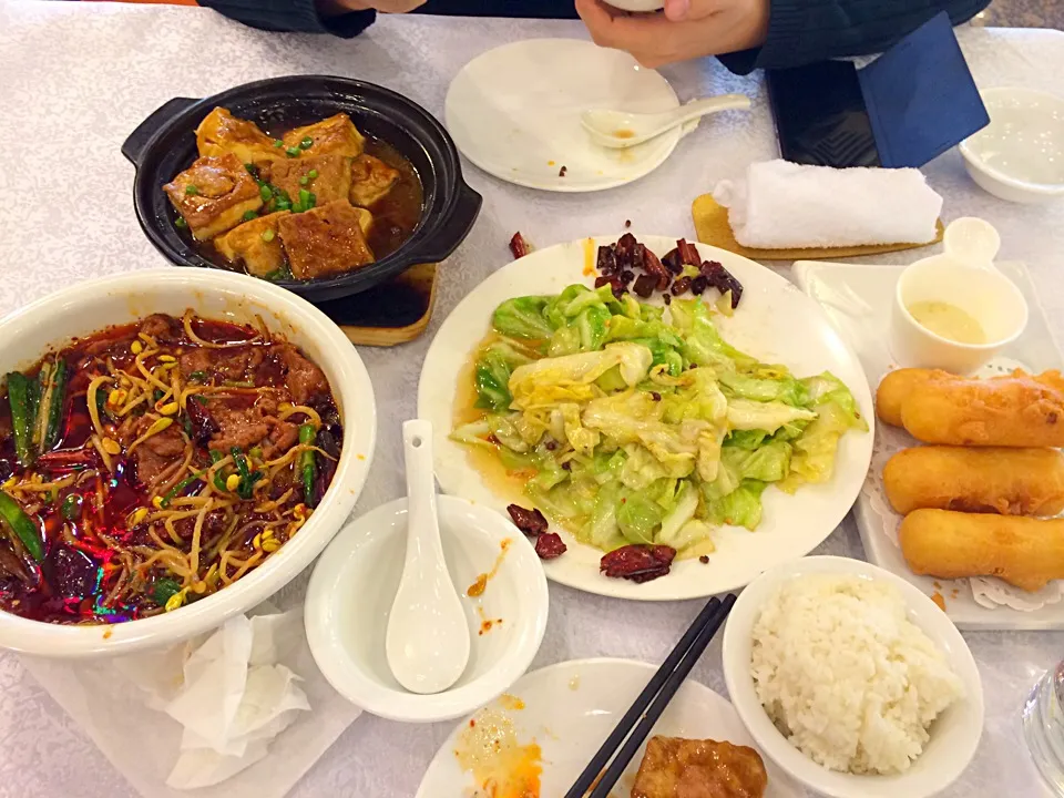 水煮牛肉，豆腐煲，炝炒圆白菜，炸鲜奶|函湘さん