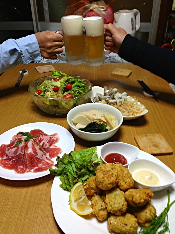 Snapdishの料理写真:家族揃って晩御飯🍺🍺🍺|川上千尋さん