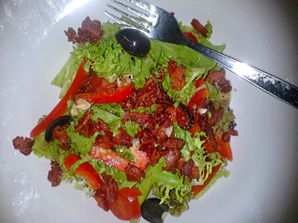 green salad with crispy bacon and Italian dressing|fillyさん