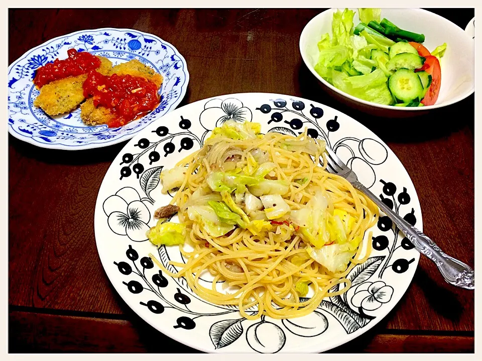 実家の夕飯！ママ作のキャベツとアンチョビのパスタ、アジのフライにトマトソース、サラダd(^_^o)|mamigoさん