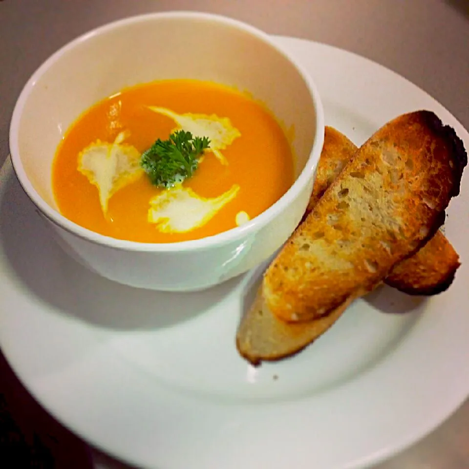 Pumpkin Soup with Traditional Sour Dough.|Joey Tavares Limさん