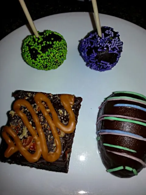 cake pops,  snicker brownie,  And an egg cake.|Polly Gelfusoさん