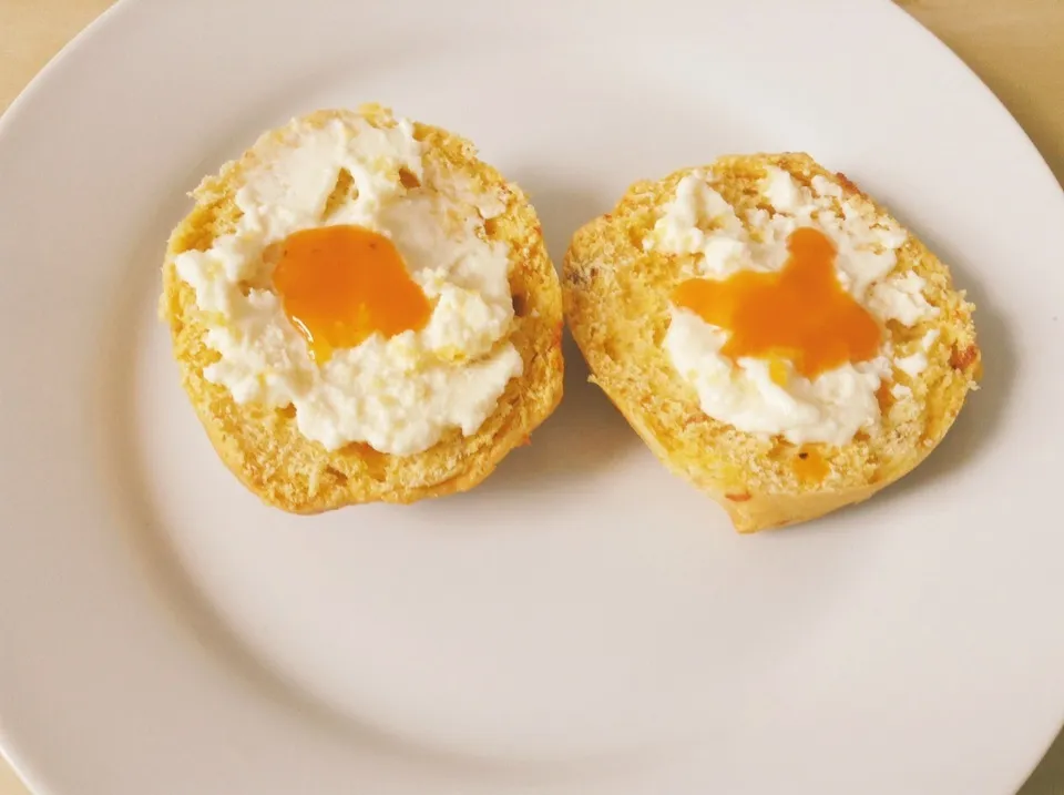 Scone with cream and orange sauce|abuliaさん