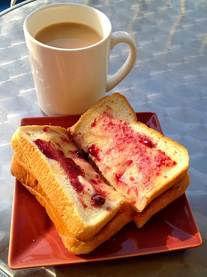 Snapdishの料理写真:Blueberry toast and tea|lauren shannonさん