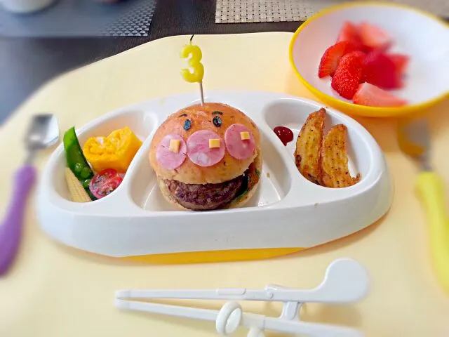 アンパンマンバーガー
ポテト
ハートの卵焼き
さやいんげん トマト ヤングコーン|rinkoさん