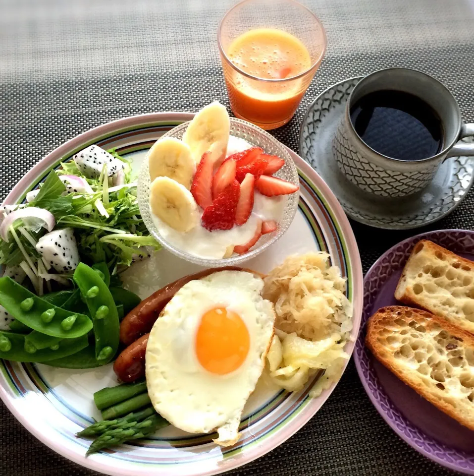 Snapdishの料理写真:目玉焼きで朝ごはん|ぺんぎんさん