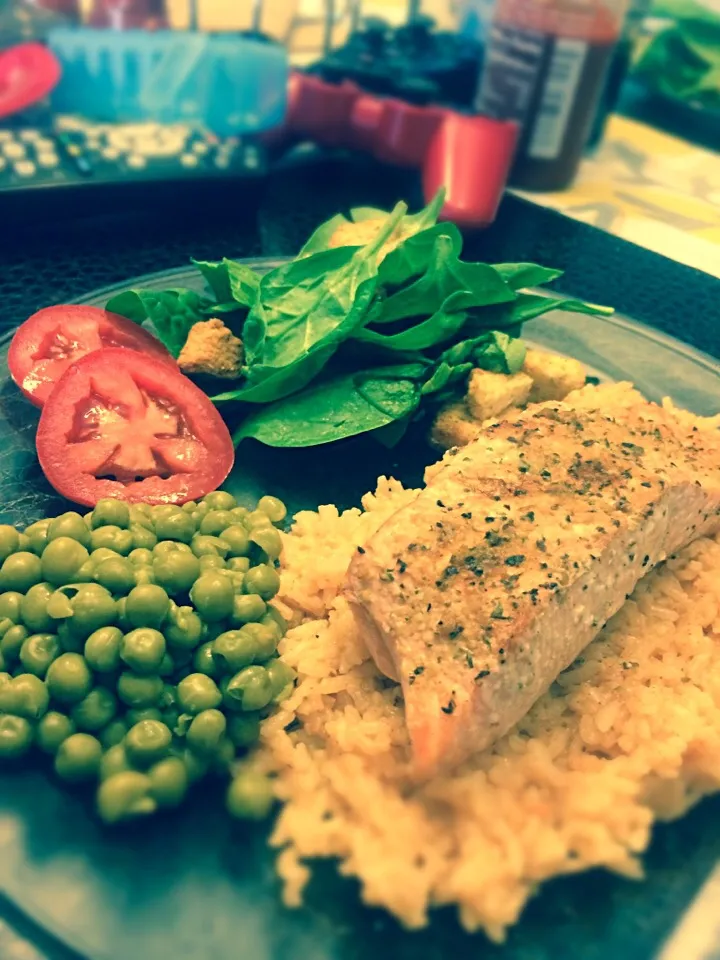 Grilled Salmon w/ Chili Lime Rice Pilaf, Sweet Peas & Spring Spinach Salad|FoodManOnWheelzさん