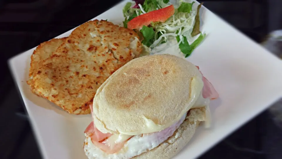 breakfast .. hashbrown , english muffin with egg , cheese and bacon :)|kath.ozakiさん