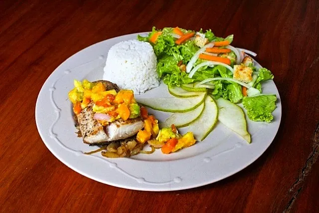 grilled mahi-mahi w/ tropical salsa and fresh salad!!|s●tさん