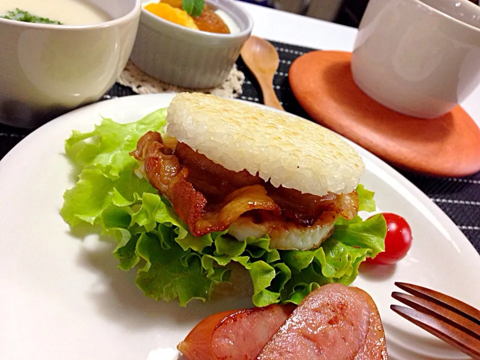 今日の朝ご飯〜💗は、豚ロース肉と目玉焼きのライスバーガーっす❗️😆|みほままこさん