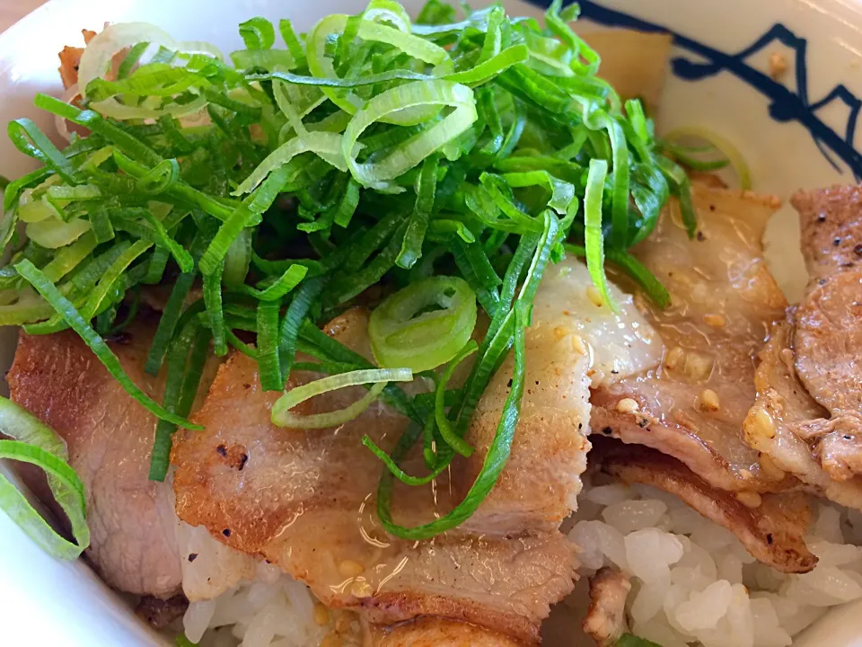 Snapdishの料理写真:ネギ塩豚カルビ丼|kobaさん