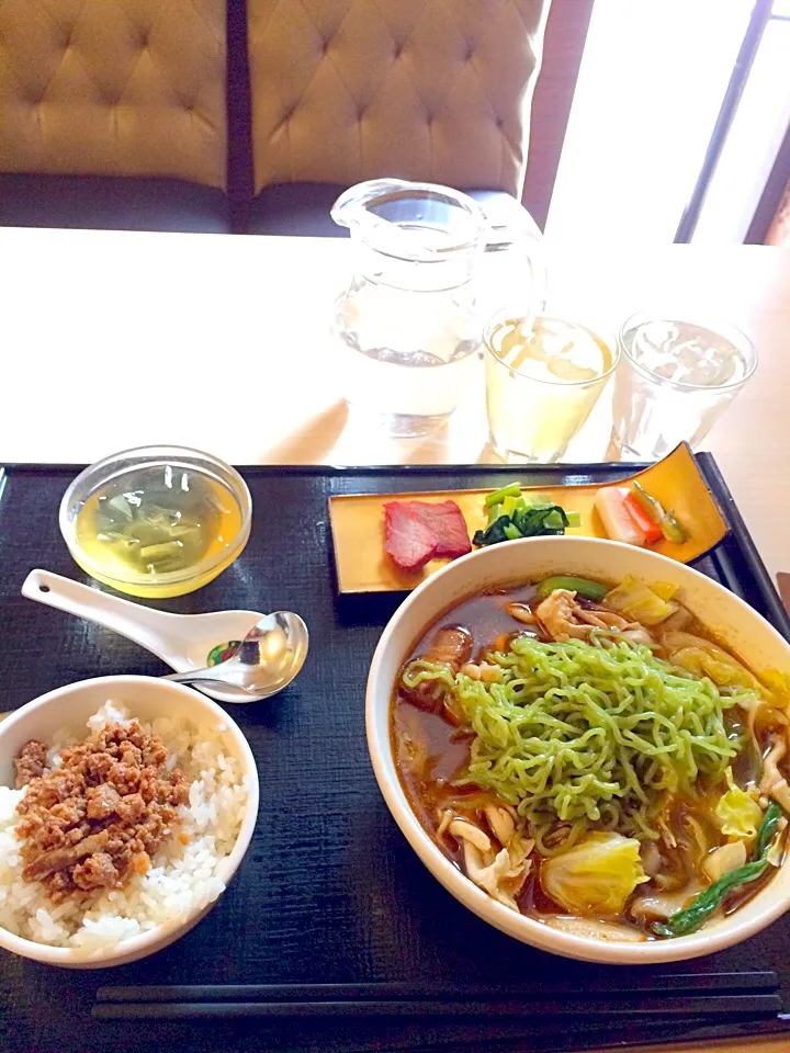 天香薬膳湯麺ランチ辛口豚そぼろご飯|ともこさん