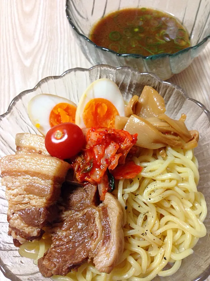 自家製煮豚＆味付け玉子乗せ魚介豚骨醤油のつけ麺|伍龍やすさん