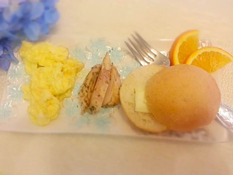 Scrambled eggs with roast chicken breast and oven baked soft rolls|fionaさん