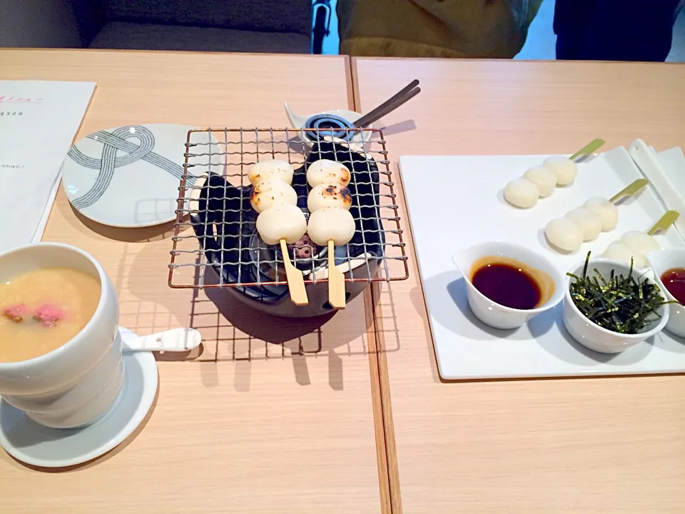 Snapdishの料理写真:焼き団子とさくら甘酒|Yukaさん