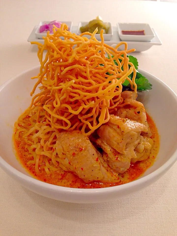 Snapdishの料理写真:ข้าวซอยไก่ Kao soi gai (Curry noodles with chicken)|Pakamasさん