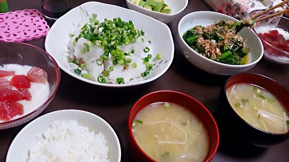 まぐろやまかけ、サバ缶＆新玉＆大根おろし、菜の花のおひたし、お味噌汁|みんさん