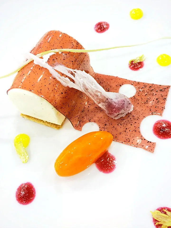 Goat cheese mousse, tomato sorbet, raspberry cellophane|12Dragonさん