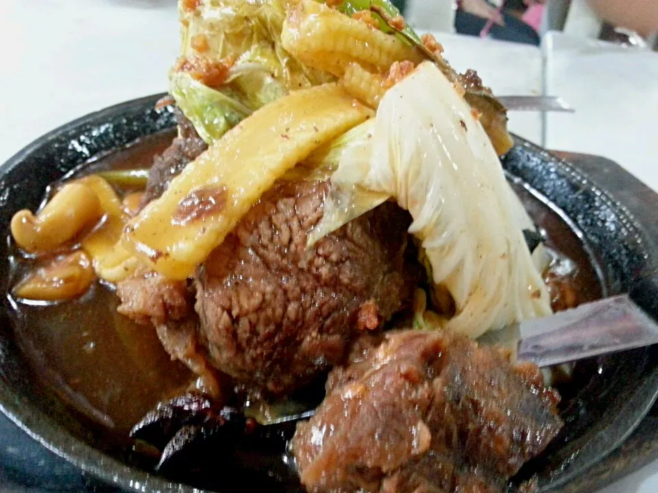 Snapdishの料理写真:sizzling bulalo steak|Camille Briosoさん