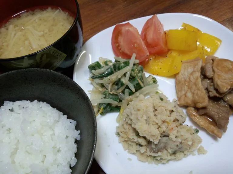 Snapdishの料理写真:トンテキ風＆おから＆オクラともやしのゴマ和え＆パプリカ♪|はぎのつきさん