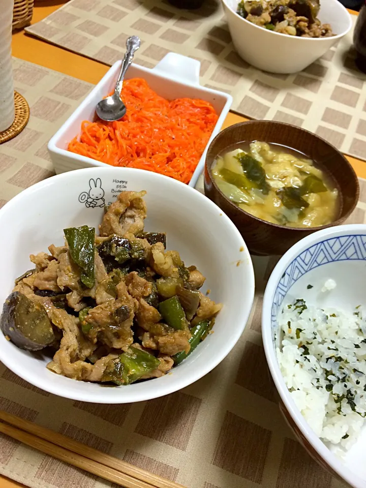 茄子とピーマンと豚の味噌煮込み、味噌汁、ワカメご飯、人参サラダ|ishizaki uniさん