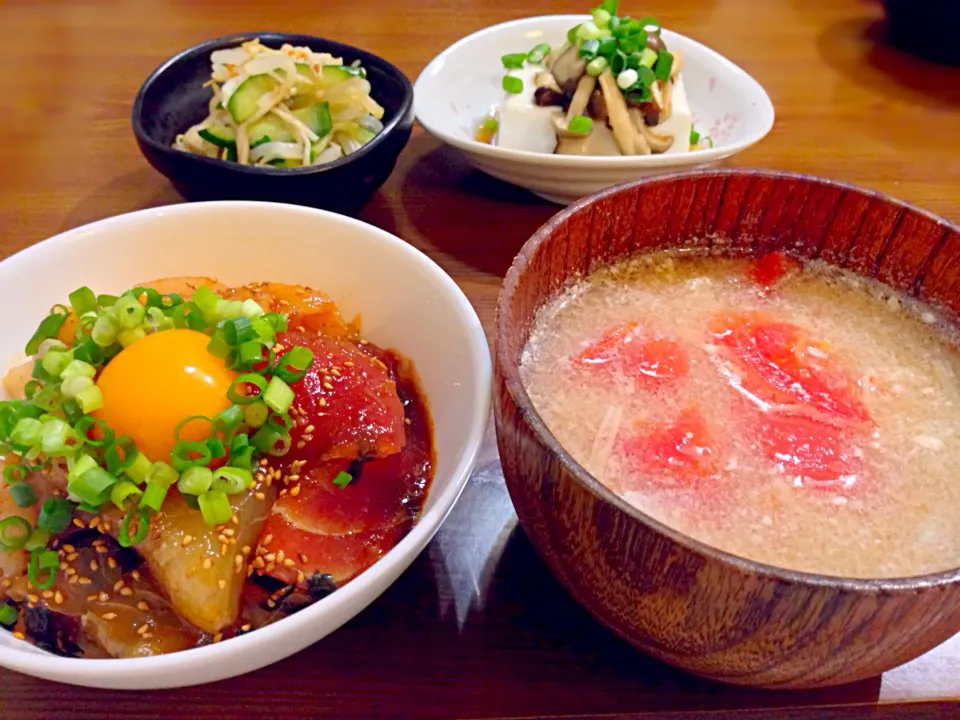 ⭐️海鮮ユッケ丼 ⭐️トマトとえのきの味噌汁 ⭐️豆腐のきのこあんかけ ⭐️もやしと胡瓜の胡麻酢和え|よっちぃさん