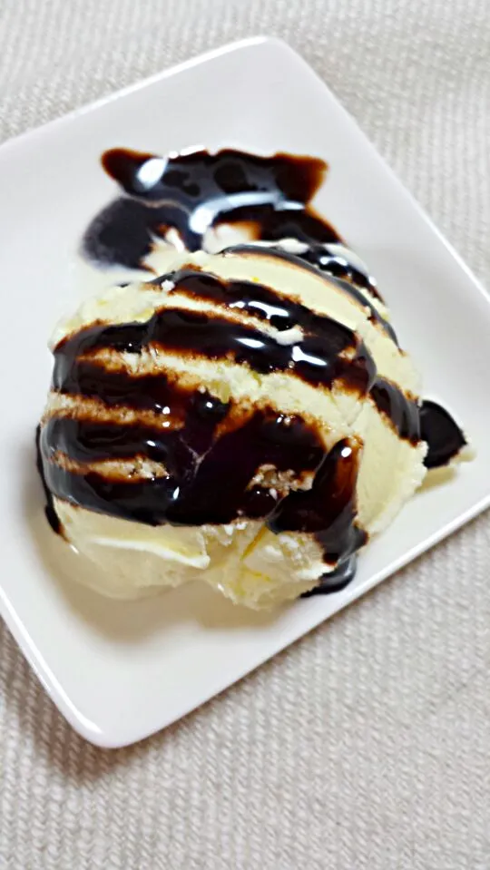 Vanilla Ice Cream w/Chocolate Syrup|joさん