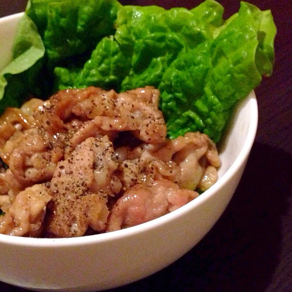 Snapdishの料理写真:豚こま切れ肉で生姜焼き丼♡|🌺🍍しぃちゃん(・ω・)🍍🌺さん