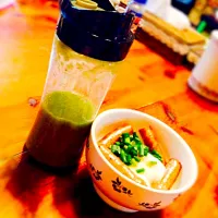 Snapdishの料理写真:グリーンスムージーとソーセージと温玉のせごはん|hiiさん