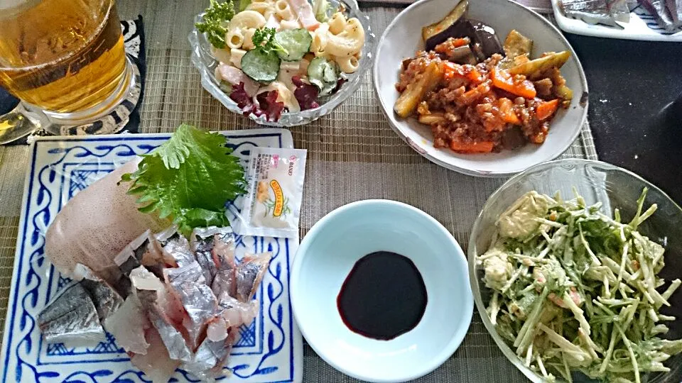 鯵とイカの刺し身＆マカロニサラダ＆水菜とアボカドと海老のサラダ＆ナスのピリ辛炒め|まぐろさん