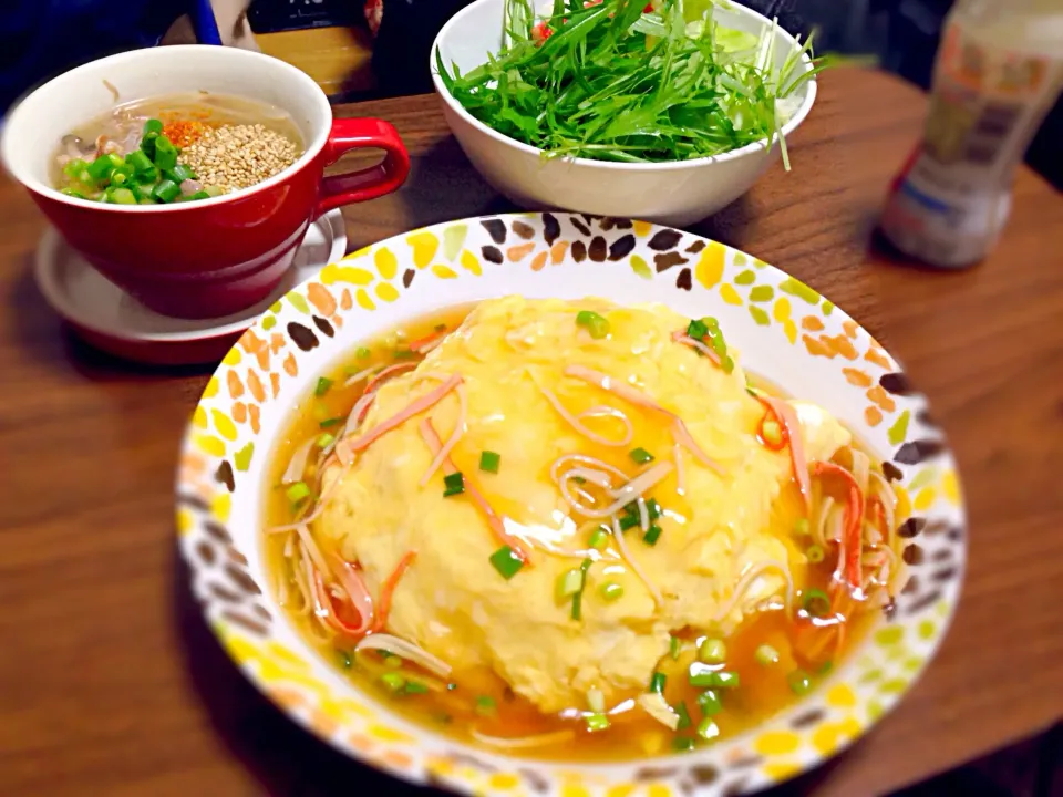 天津飯と中華スープとサラダ|けんさん