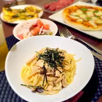 Snapdishの料理写真:鶏胸肉とねぎときのこのバター醤油パスタ|yumilog.kさん