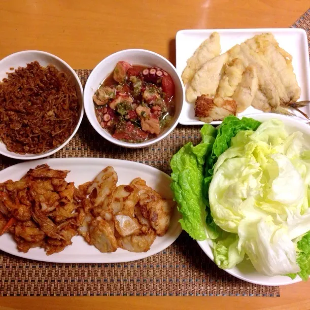 今日の晩ご飯。
肉そぼろのレタス巻き、
タコとトマトのマリネ、
鯵と鶏の天ぷらなど。|chacoさん