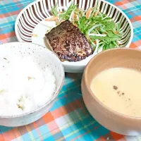 Snapdishの料理写真:スズキの塩麹ソテーと野菜スープ|にこさん