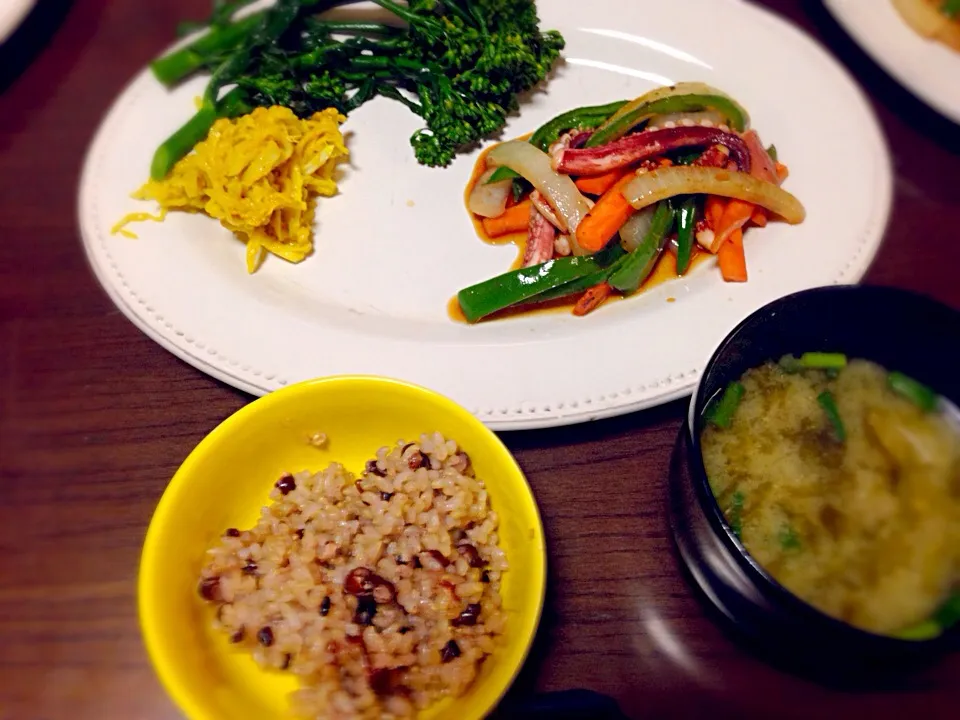 イカの炒め定食。玄米小豆雑穀ご飯が甘くて美味しい！海苔の味噌汁。|Meiko Nagaoさん