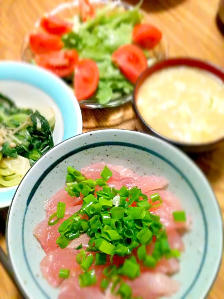 Snapdishの料理写真:4/13 びんちょうマグロ丼，チンゲン菜蒸し炒め|kykyさん