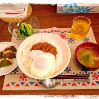 キーマカレー、鳥挽肉の大葉包み、コンソメスープ、キュウリの漬物|大塚 みえさん