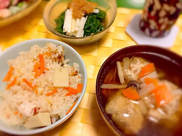 Snapdishの料理写真:たけのこご飯、鳥だんごスープ、めかぶと山芋の和え物|江坂慎子さん