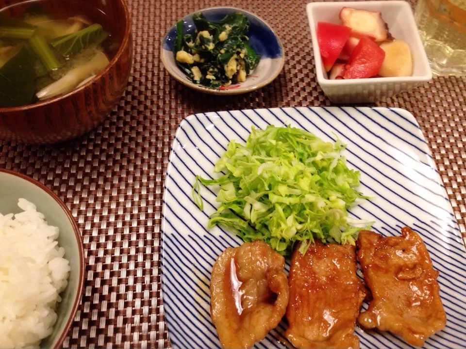 Snapdishの料理写真:4/13 夕飯♪  豚の生姜焼き 韮の卵とじ  タコとトマトのマリネ  小松菜の味噌汁|ikukoさん