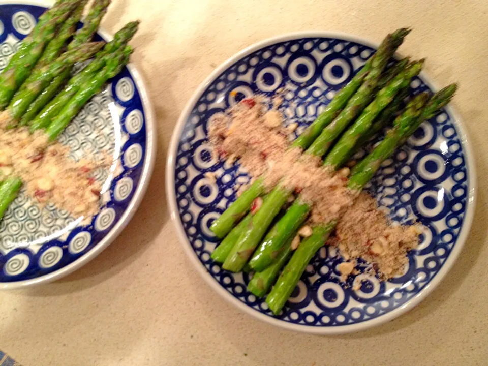 Asparagus with hazelnut picada|Matthew Cashenさん