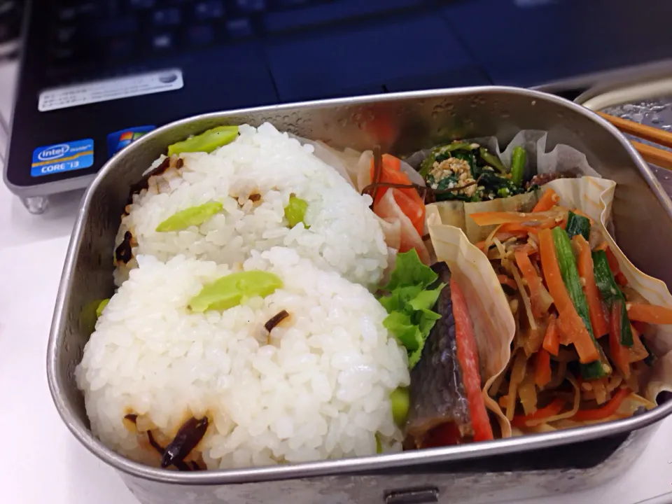 Snapdishの料理写真:空豆おにぎり弁当|mojaさん