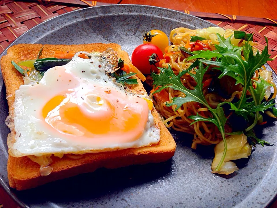 Snapdishの料理写真:Fried egg toast&fried noodles🍳目玉焼きﾄｰｽﾄ&焼きそば|🌈Ami🍻さん