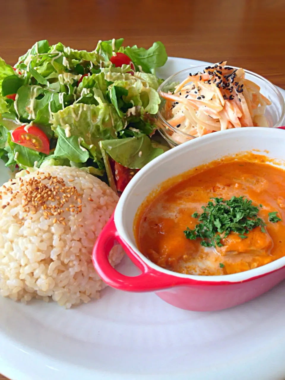 ⭐️バターチキンカレー ⭐️玄米 ⭐️人参と玉ねぎのサラダ ⭐️野菜サラダ 擦りおろし玉ねぎドレッシング＋マヨ|よっちぃさん