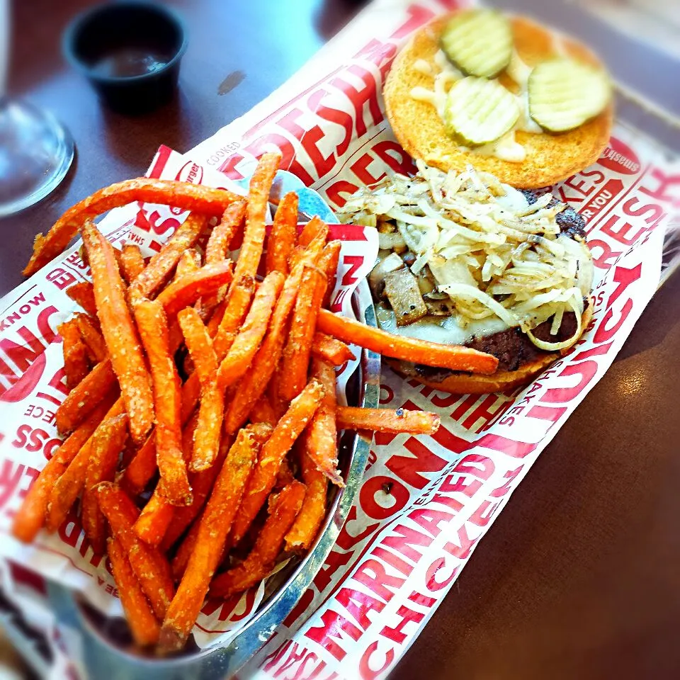 🍔Smashburger - burger with Cremini mushrooms, truffle aioli, grilled onions, pickles, and Swiss cheese + Sweet Potato fries|Kompeito_cooksさん