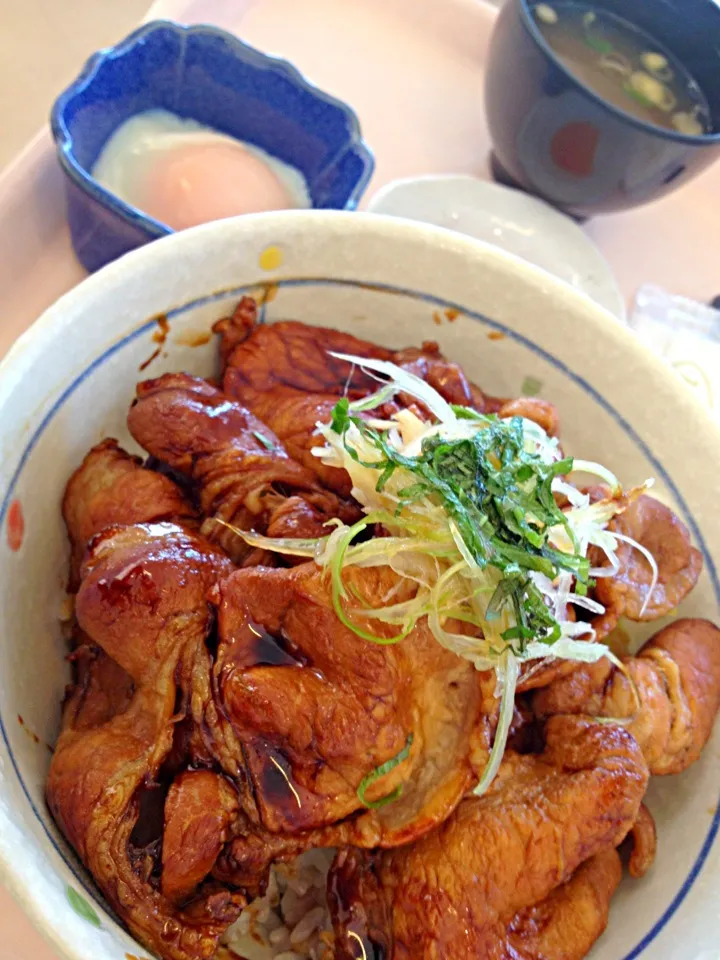 大空町のさくら豚丼と温泉卵|ハルさん