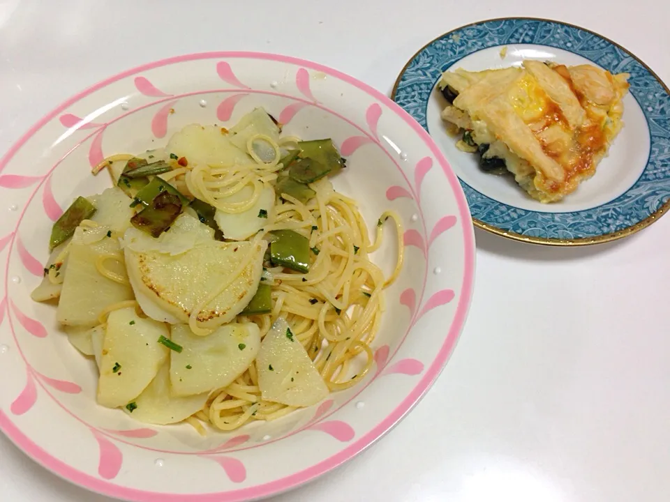 Snapdishの料理写真:チキンとほうれん草のキッシュ、絹さやとじゃが芋のパスタ|たえさん