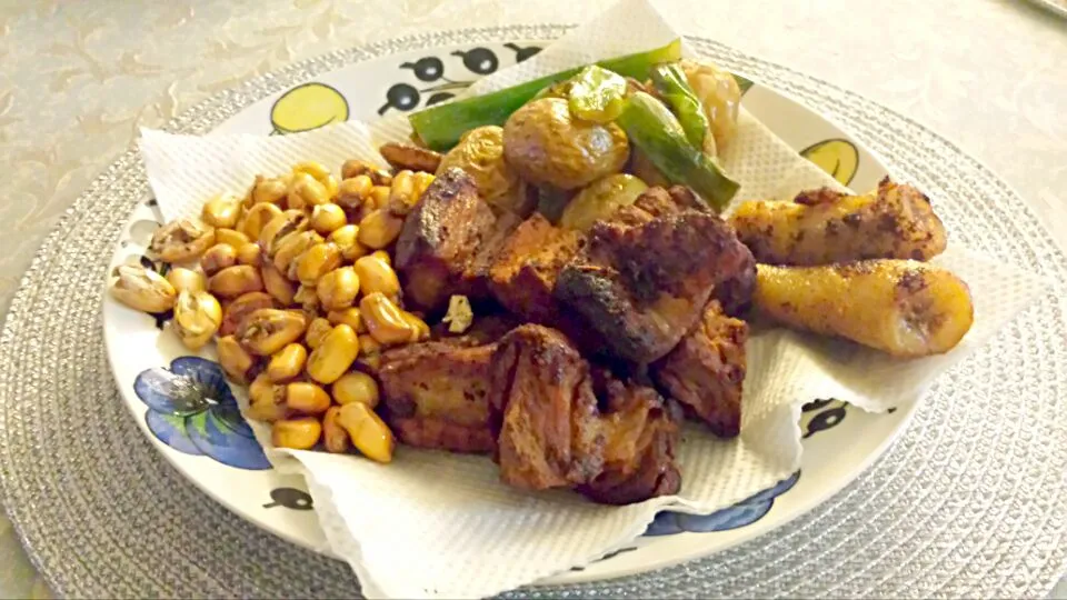 Fritada Ecuatoriana con banana,papas y tostado.|Saito  Iwaoさん