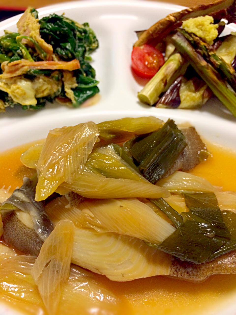 カレイの煮付け、ほうれん草とベーコンの卵炒め、焼き茄子、アスパラガス、エリンギ